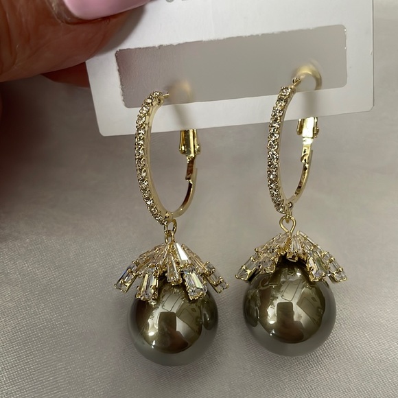 NWT Dark Grey Pearl Drop Gold Crystal Earrings. - Picture 3 of 6